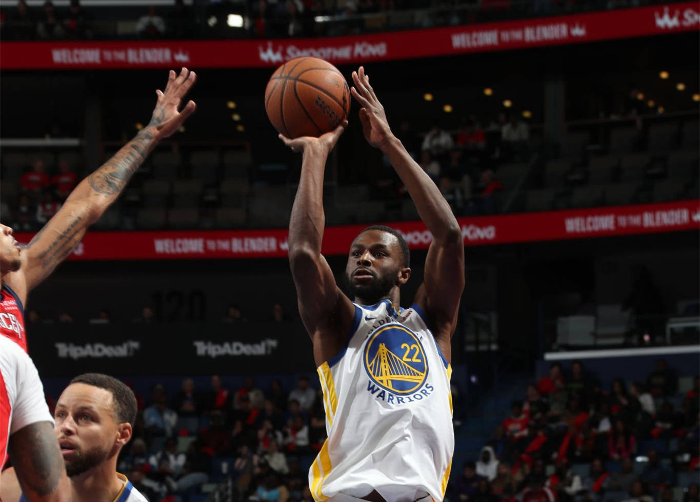 开云体育官方入口 库里在MAD比赛中比赛局势复杂，出色防守引发热议！