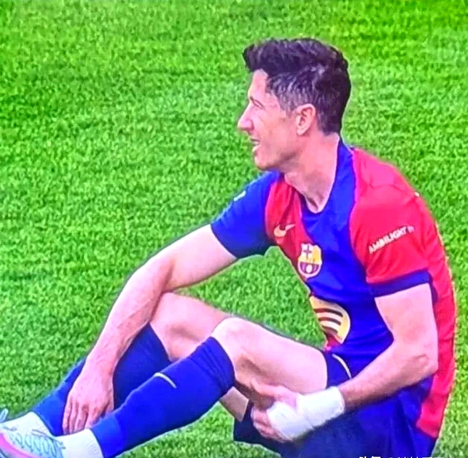 开云体育登录入口莱万多夫斯基重返赛场，爆冷首场状态出色，西班牙队观众沸腾！的简单介绍