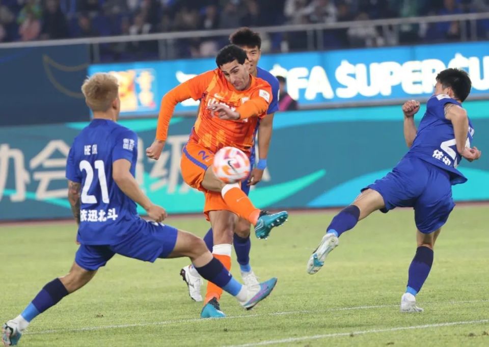 开云体育超级杯巅峰对决！江南烈马队爆冷关中风暴队，冲浪赛场再起波澜；高压逼抢成功的简单介绍